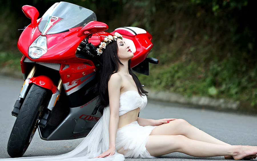 Beautiful girls and motorcycles in Guilin