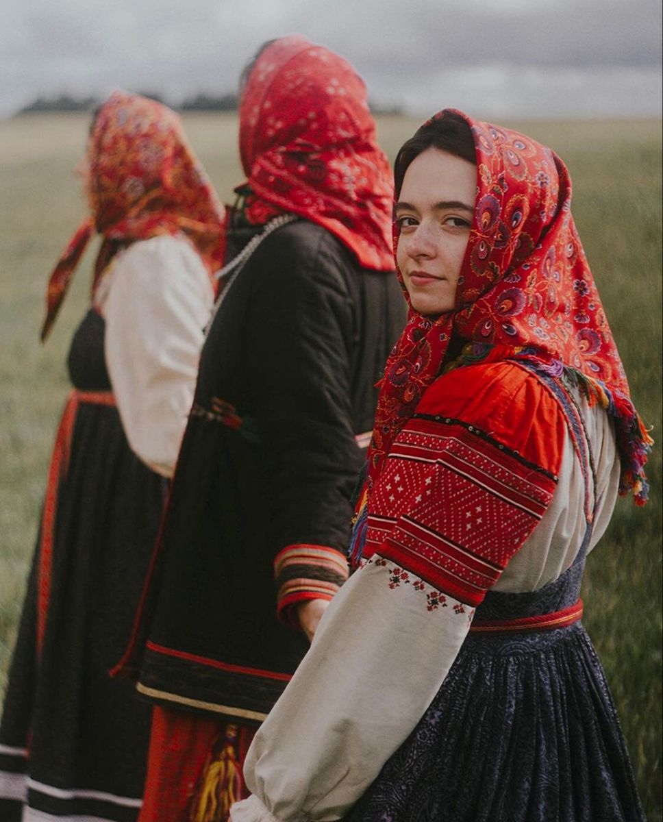 Women in Slavic costumes in Guilin
