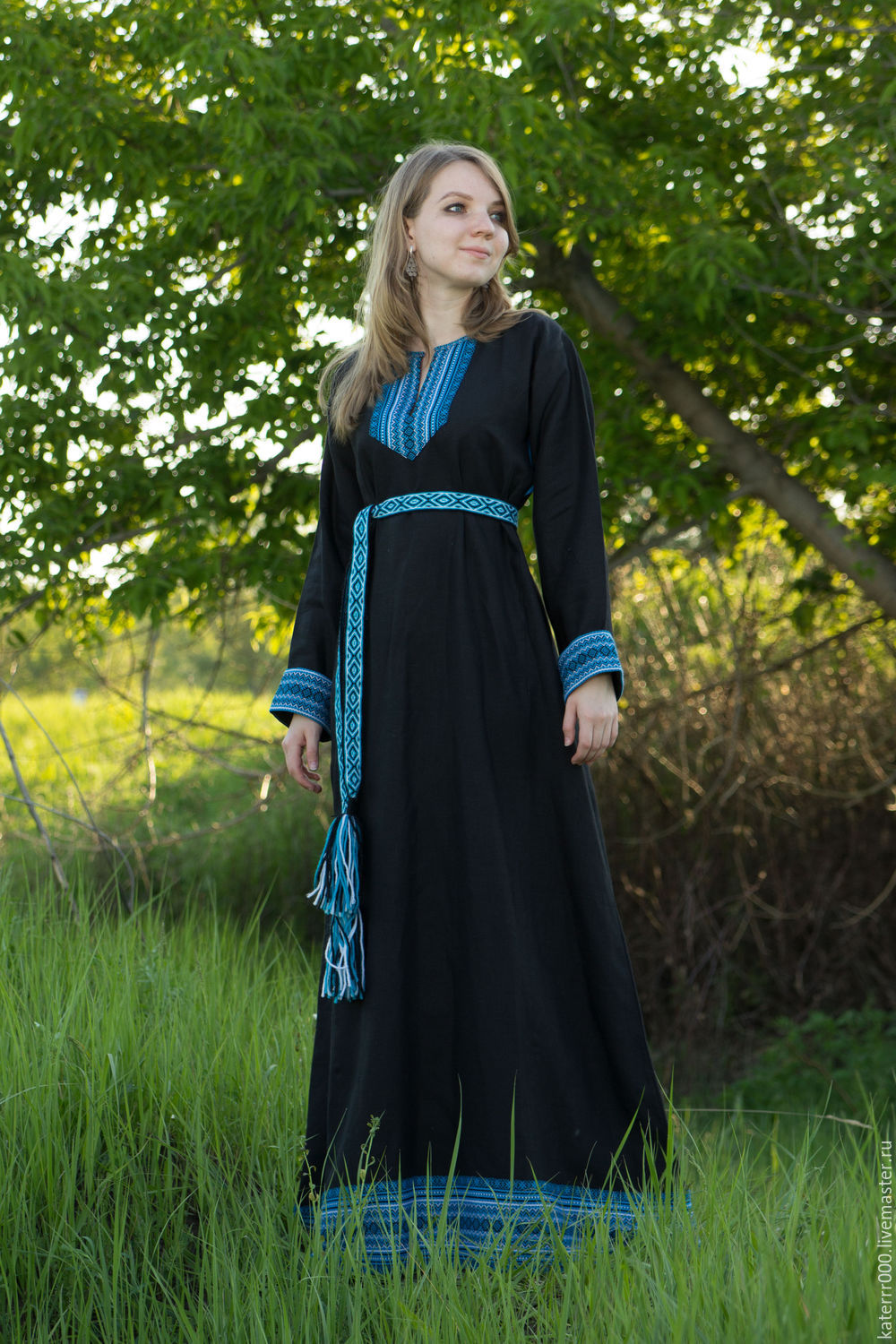 Women in Slavic costumes in Guilin