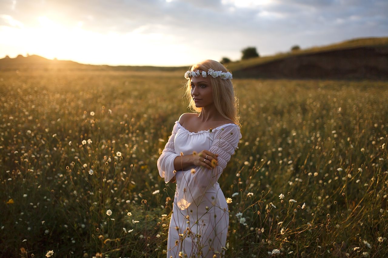Girls in Slavic costumes in Guilin